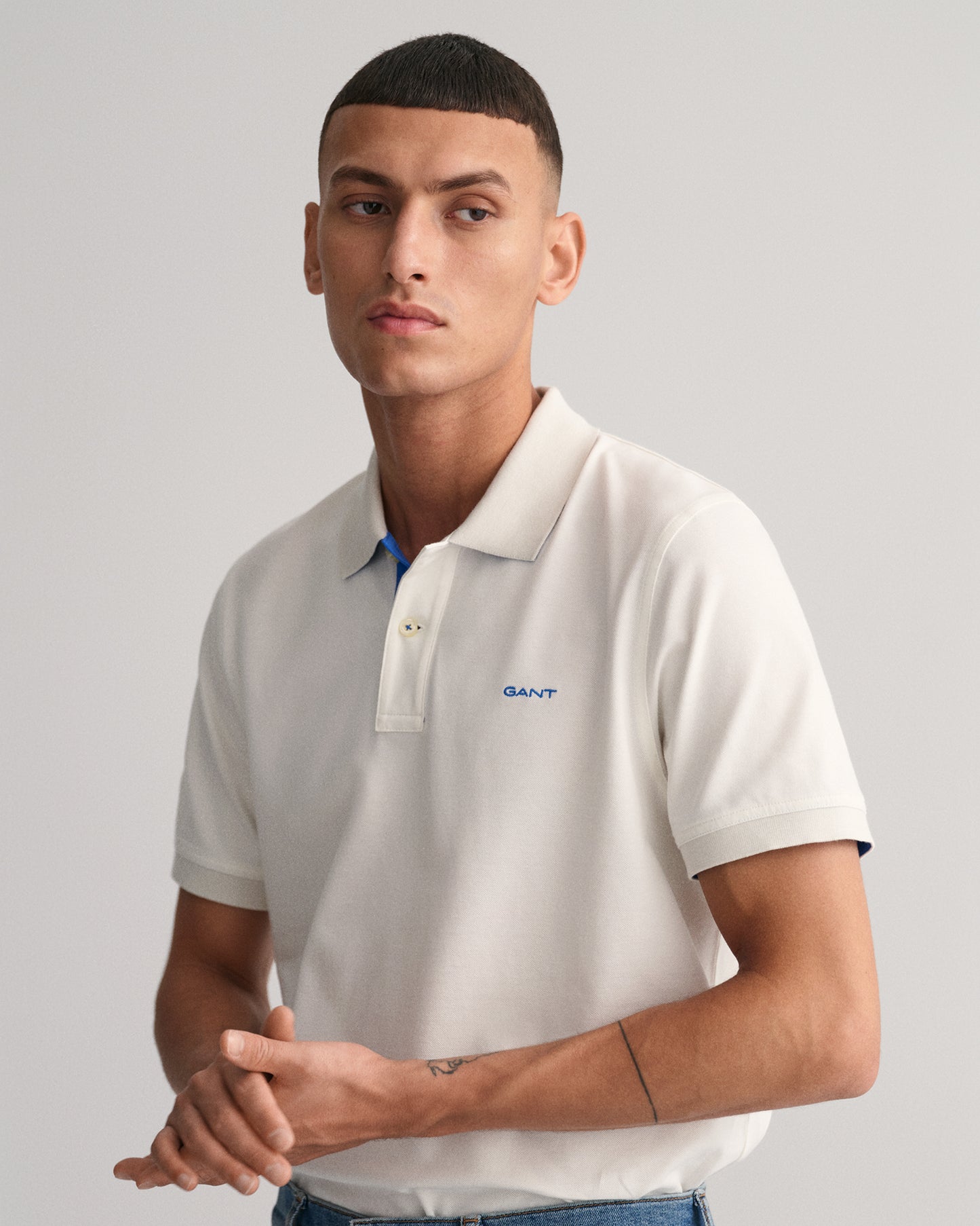 EGGSHELL, REG CONTRAST PIQUE SS POLO, CLOSE-UP BY GANT AU.