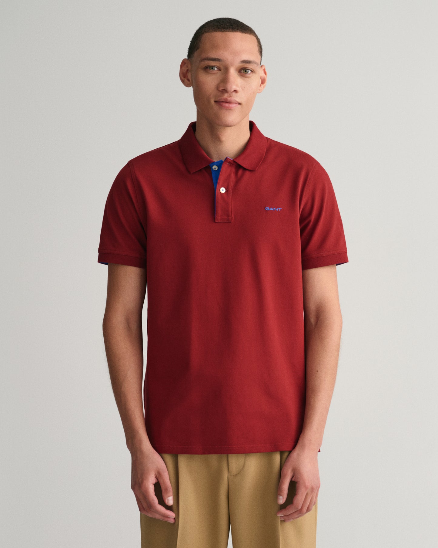 PLUMPED RED, REG CONTRAST PIQUE SS POLO, FRONT-VIEW BY GANT AU.
