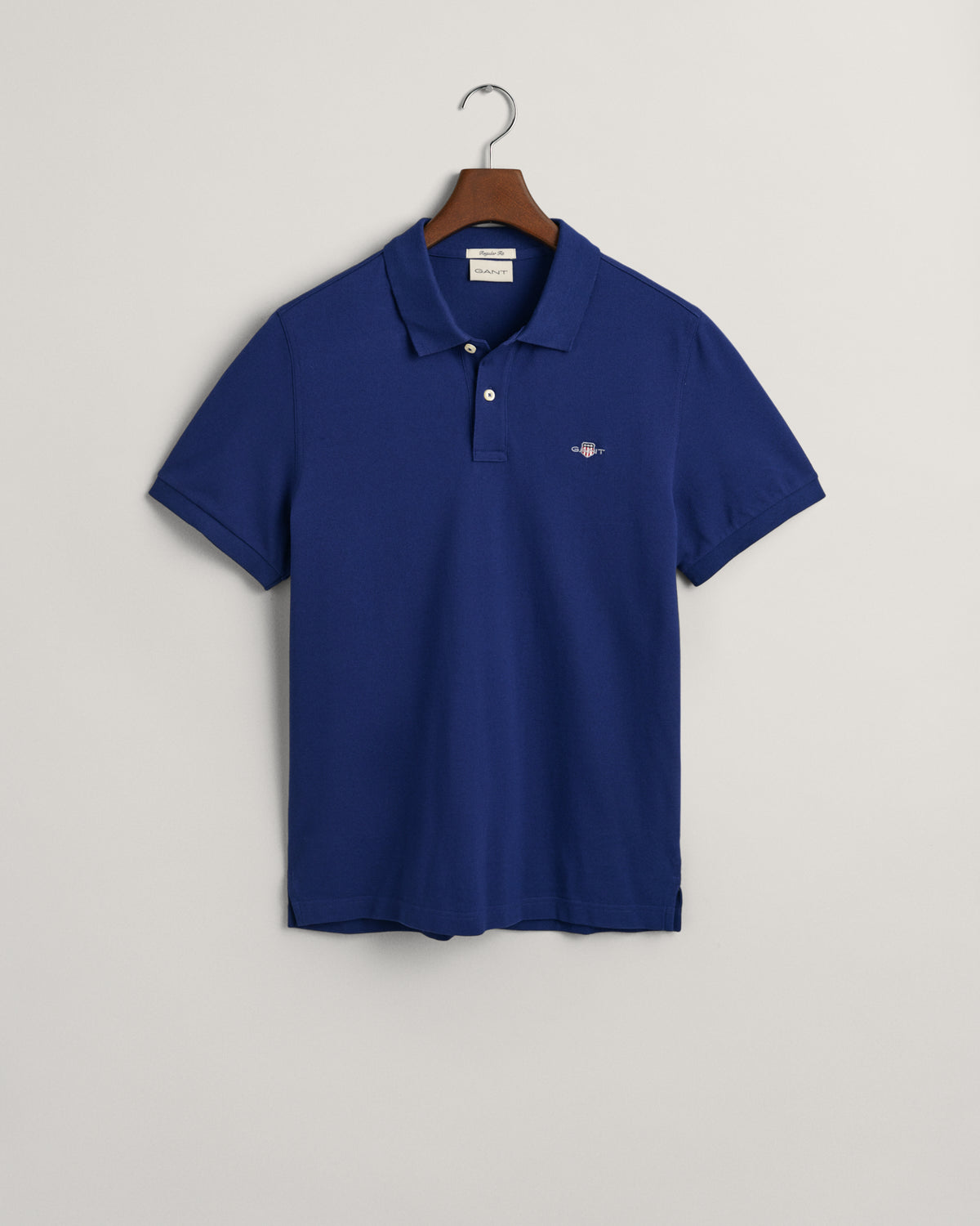 RICH NAVY, REG SHIELD SS PIQUE POLO, FLAT-LAY BY GANT AU.