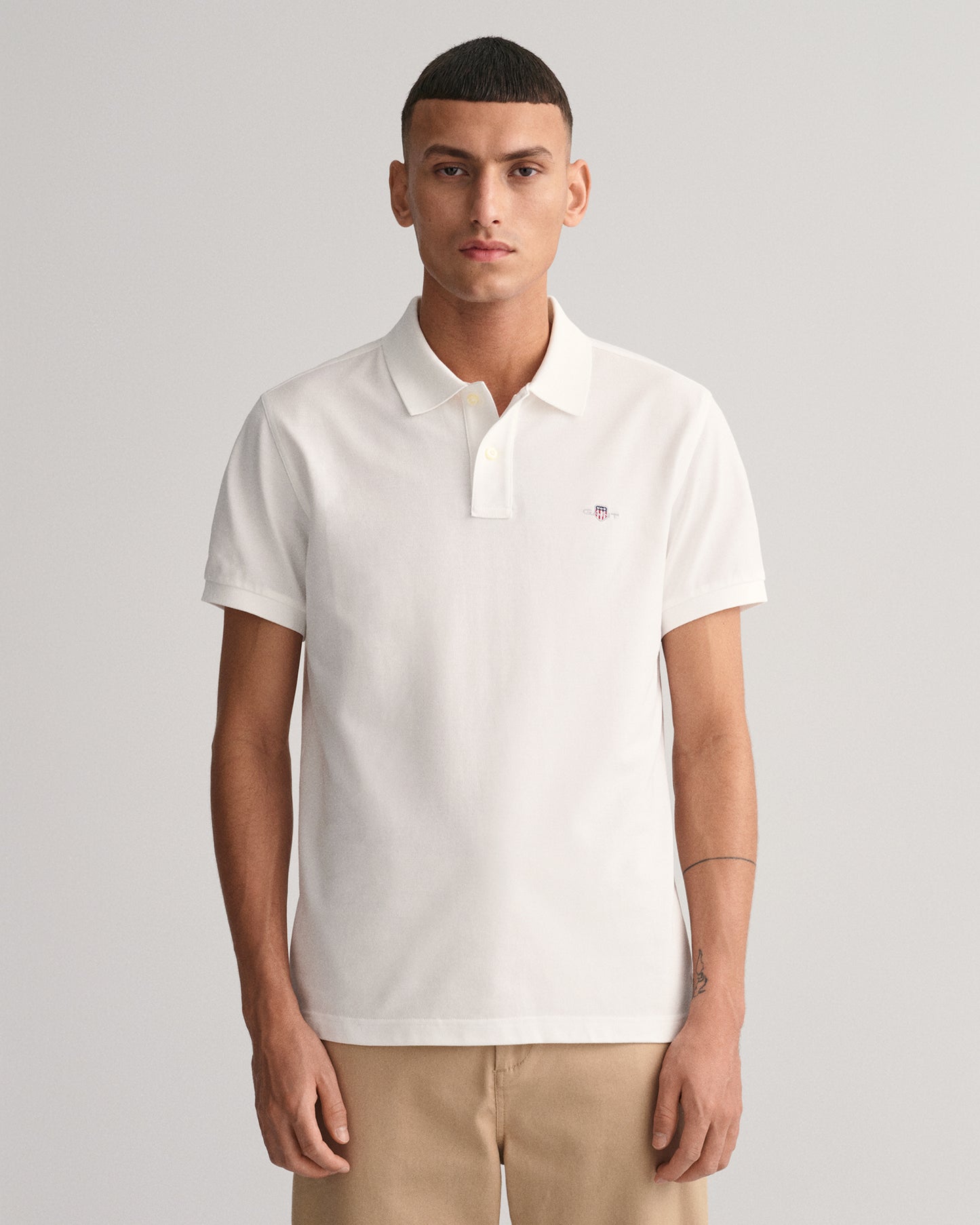 WHITE, SLIM SHIELD SS PIQUE POLO, FRONT-VIEW BY GANT AU.
