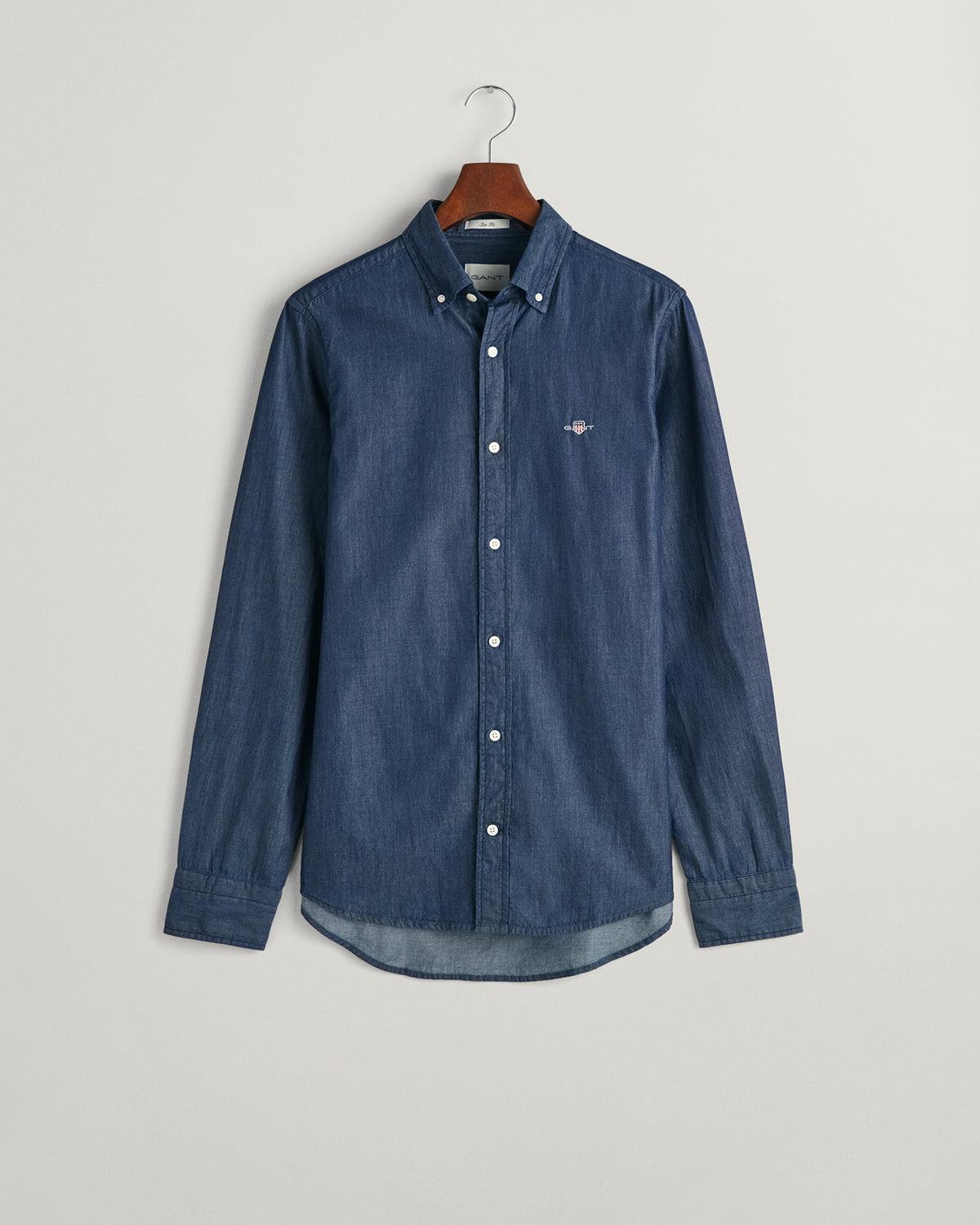 DARK INDIGO, SLIM INDIGO BD, FLAT-LAY BY GANT AU.