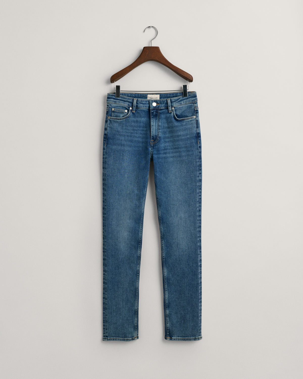 MID BLUE BROKEN IN, SLIM SUPER STRETCH JEANS, FLAT-LAY BY GANT AU.