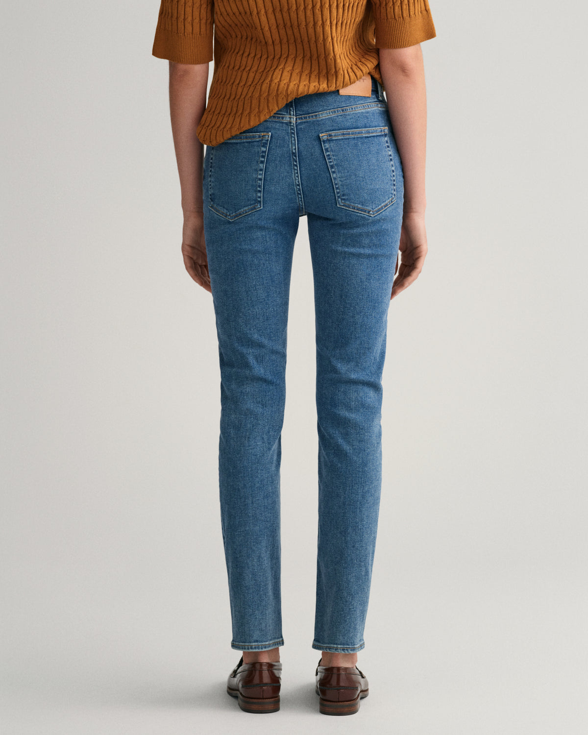 MID BLUE BROKEN IN, SLIM SUPER STRETCH JEANS, BACK-VIEW BY GANT AU.