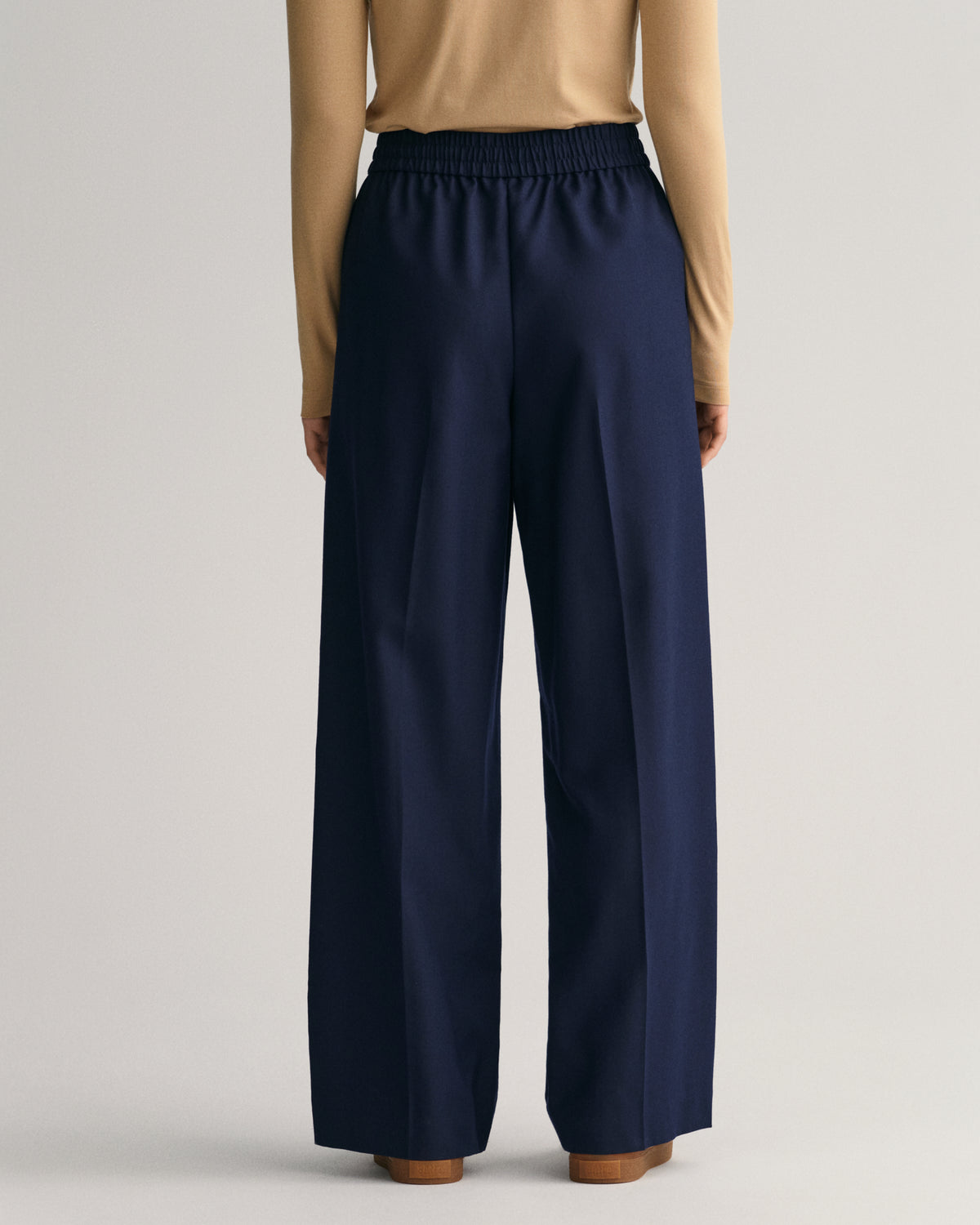 EVENING BLUE, RELAXED PULL ON PANTS, BACK-VIEW BY GANT AU.