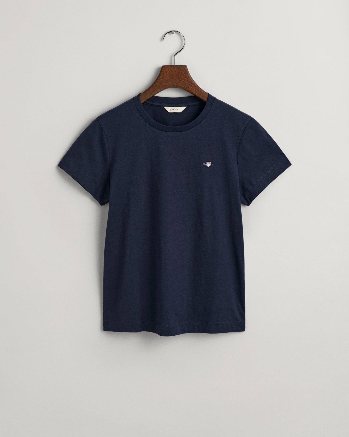 EVENING BLUE, REG SHIELD SS T-SHIRT, FLAT-LAY BY GANT AU.