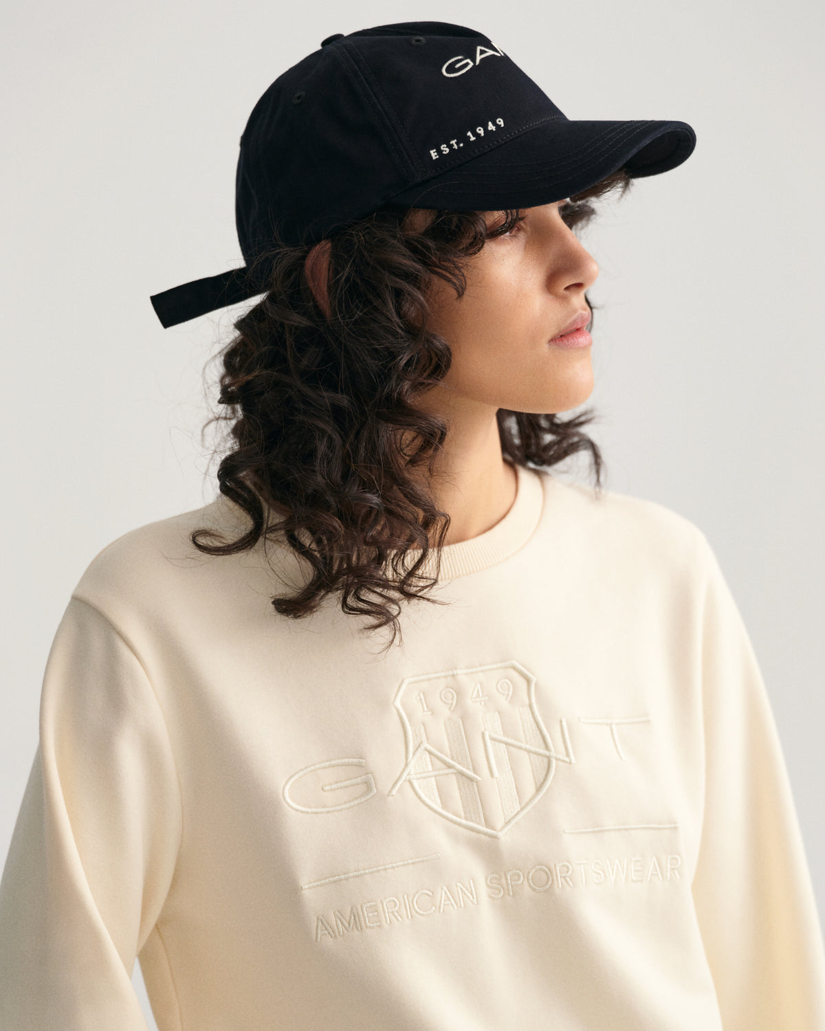 LINEN, REG TONAL SHIELD C-NECK SWEAT, CLOSE-UP BY GANT AU.