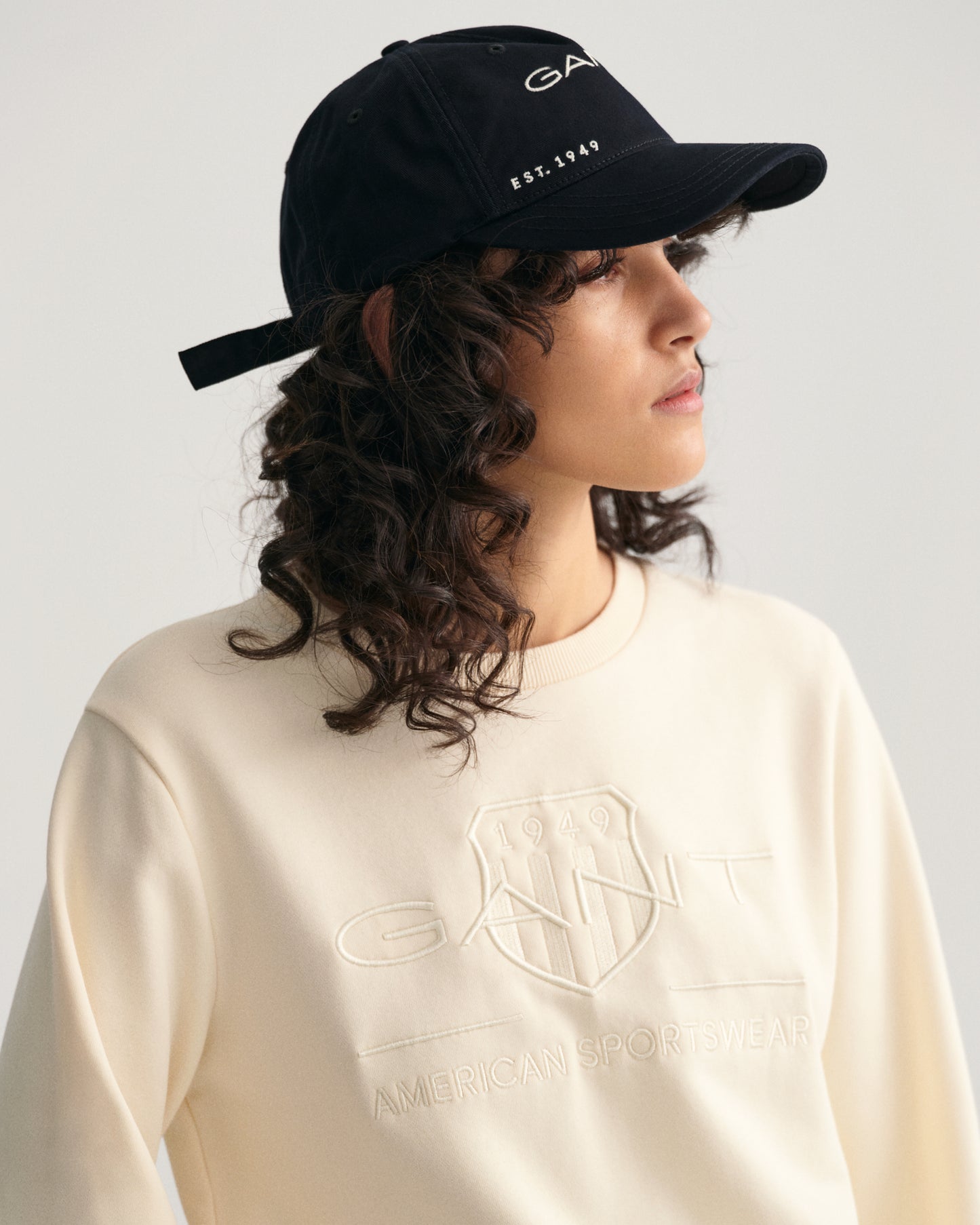 LINEN, REG TONAL SHIELD C-NECK SWEAT, CLOSE-UP BY GANT AU.