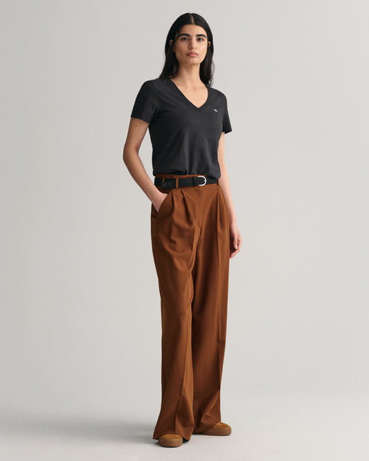 BLACK, REG SHIELD SS V-NECK T-SHIRT BY GANT AU.