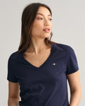 EVENING BLUE, REG SHIELD SS V-NECK T-SHIRT, CLOSE-UP BY GANT AU.