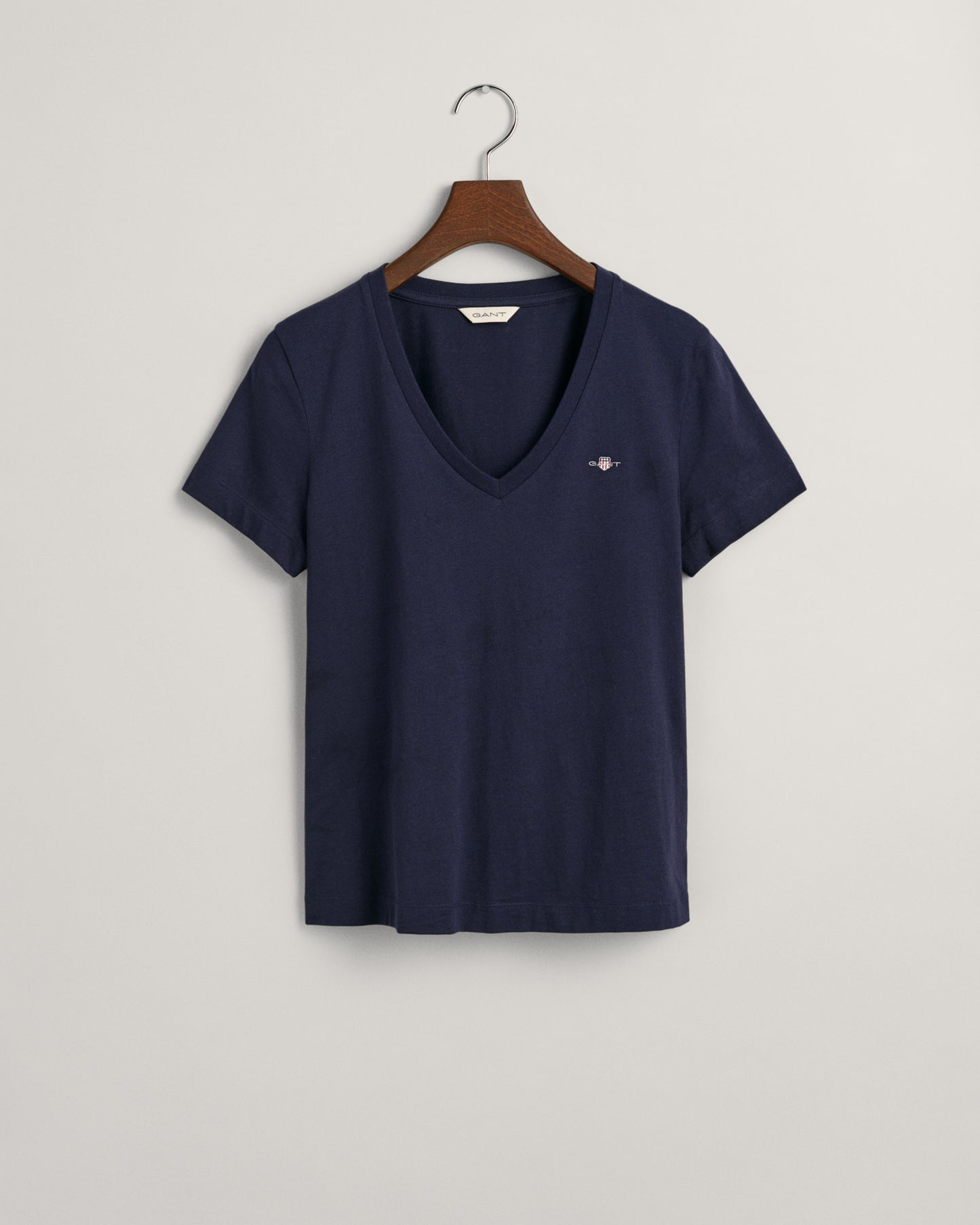 EVENING BLUE, REG SHIELD SS V-NECK T-SHIRT, FLAT-LAY BY GANT AU.