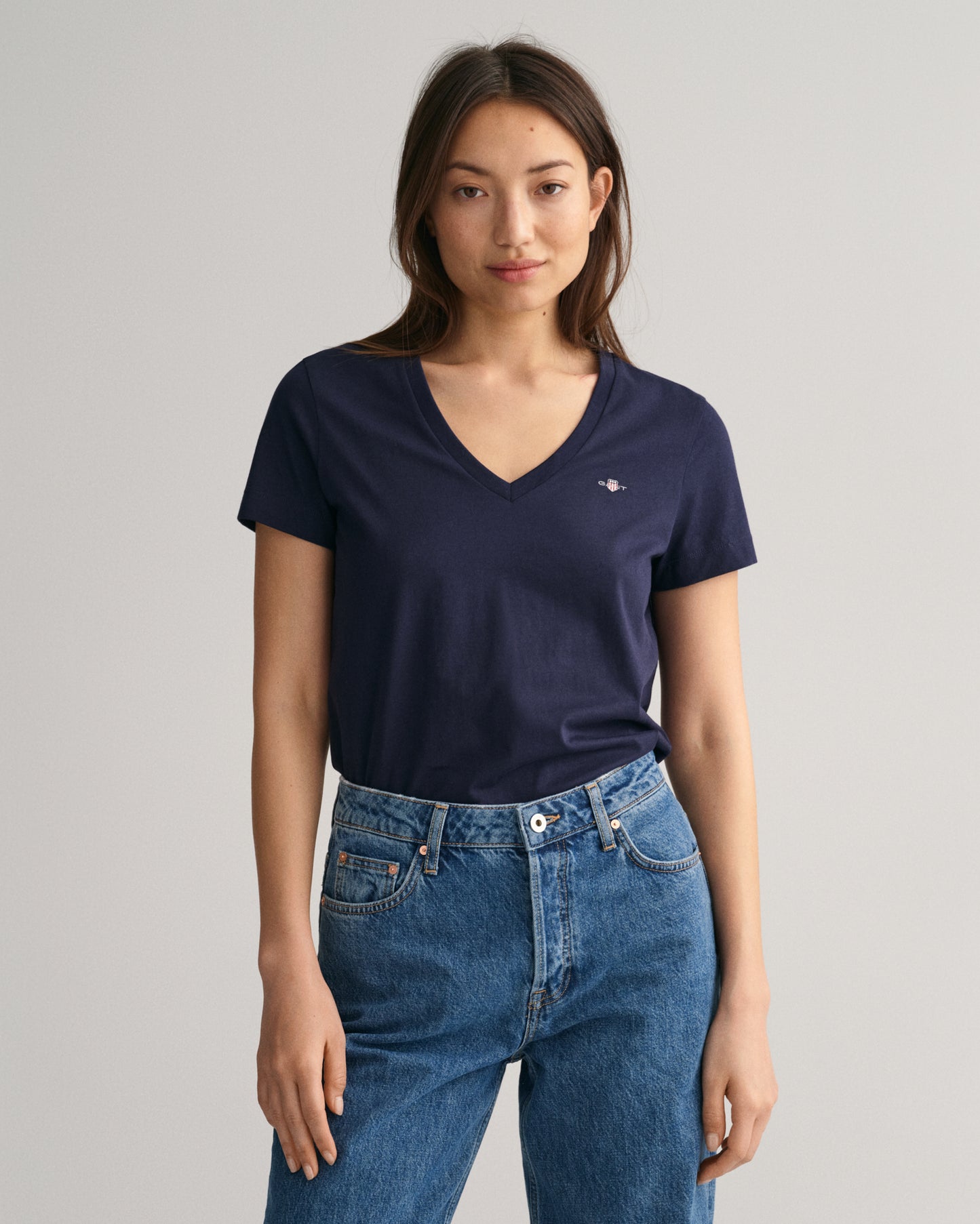 EVENING BLUE, REG SHIELD SS V-NECK T-SHIRT, FRONT-VIEW BY GANT AU.