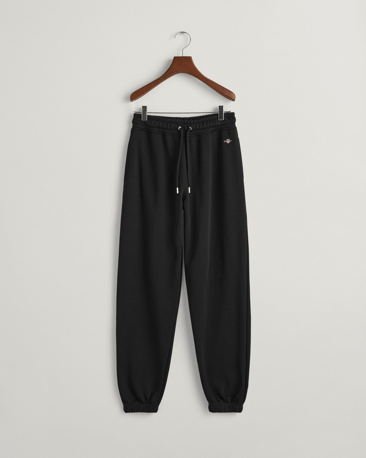 BLACK, SHIELD SWEATPANTS, FLAT-LAY BY GANT AU.