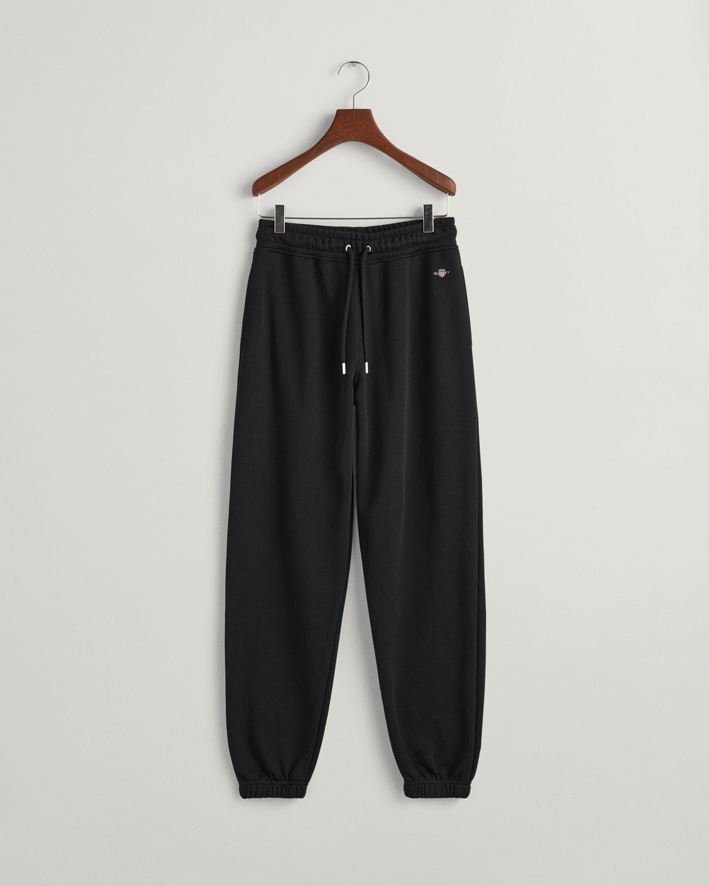 BLACK, SHIELD SWEATPANTS, FLAT-LAY BY GANT AU.