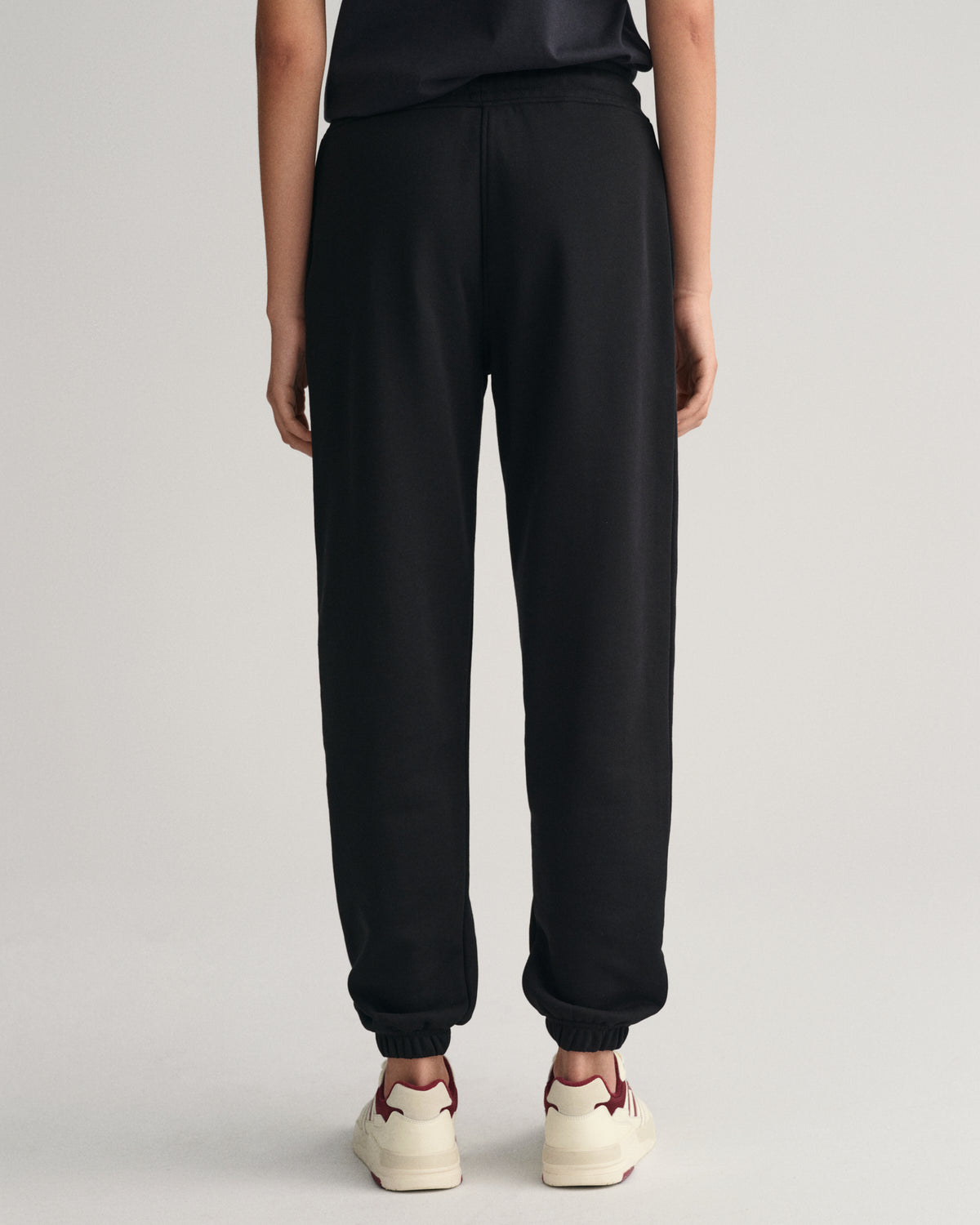 BLACK, SHIELD SWEATPANTS, BACK-VIEW BY GANT AU.