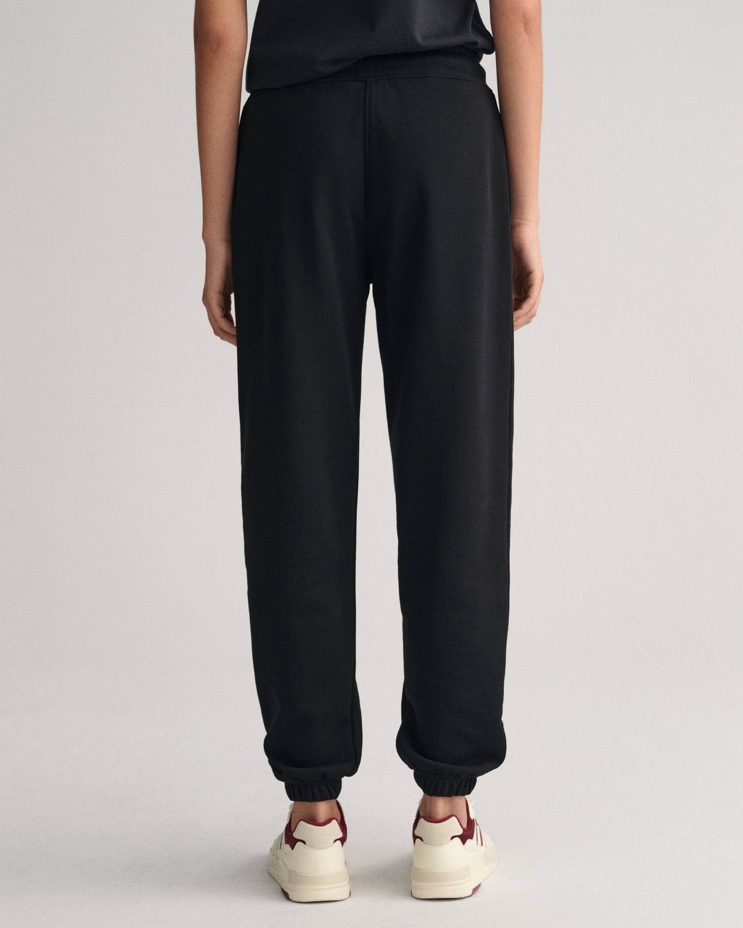 BLACK, SHIELD SWEATPANTS, BACK-VIEW BY GANT AU.