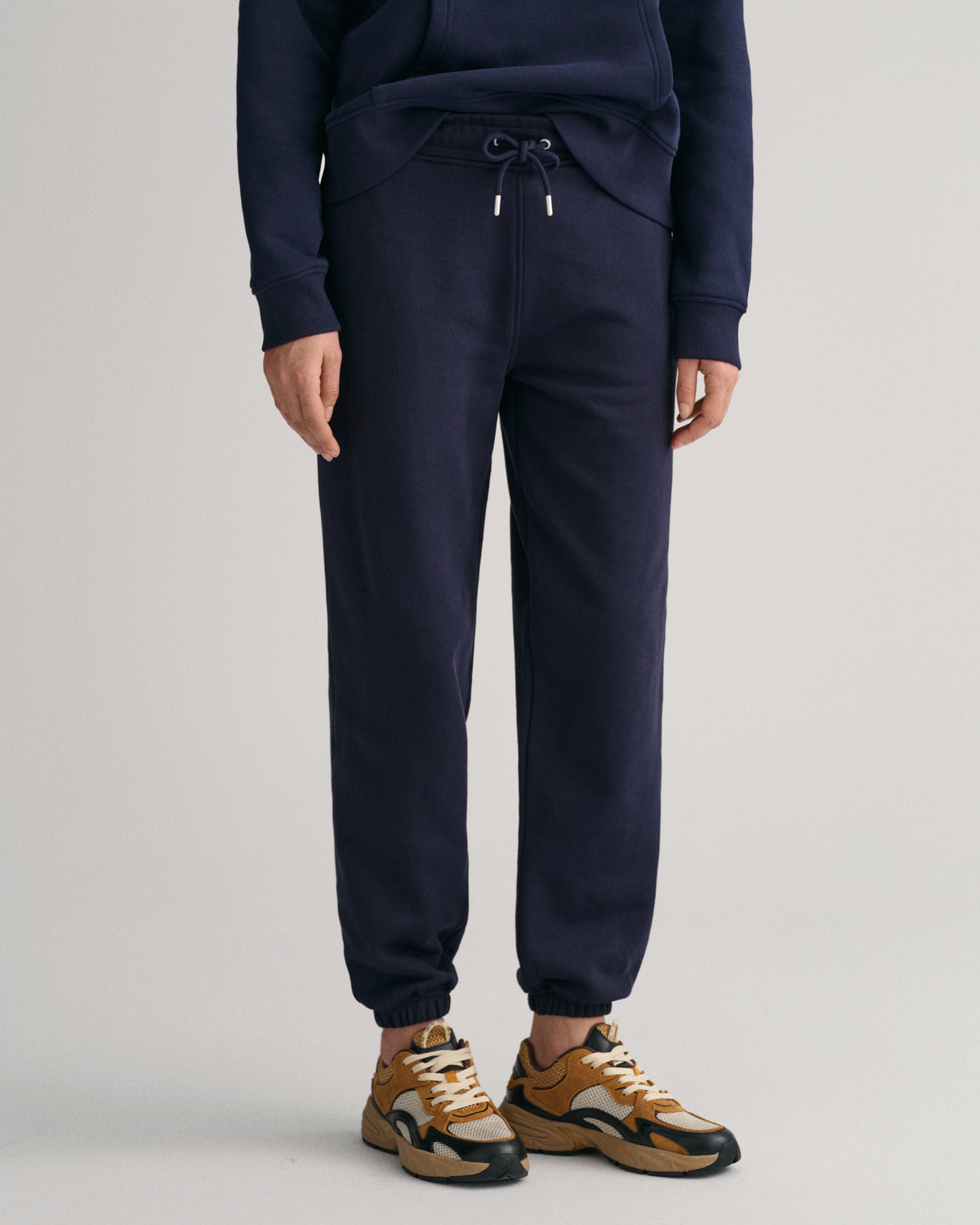 EVENING BLUE, SHIELD SWEATPANTS, CLOSE-UP BY GANT AU.