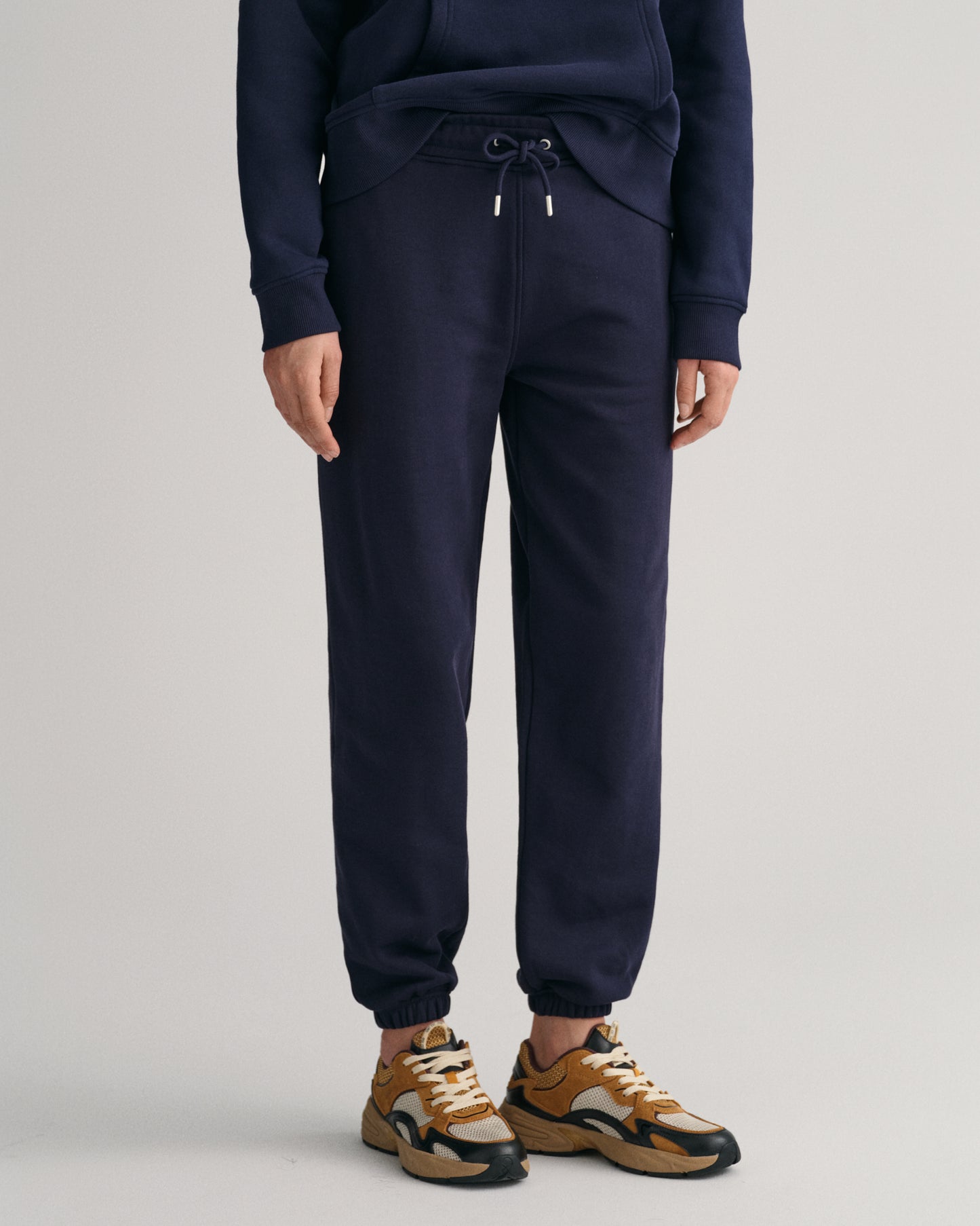 EVENING BLUE, SHIELD SWEATPANTS, CLOSE-UP BY GANT AU.