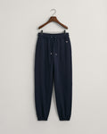 EVENING BLUE, SHIELD SWEATPANTS, FLAT-LAY BY GANT AU.
