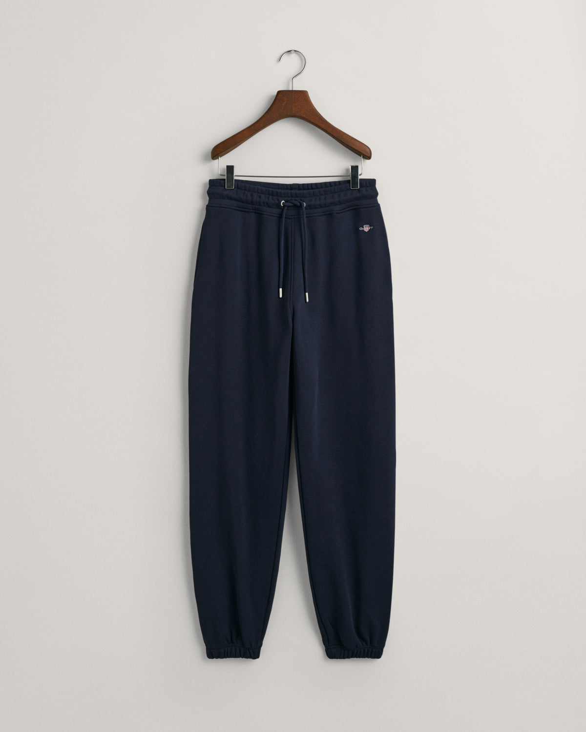 EVENING BLUE, SHIELD SWEATPANTS, FLAT-LAY BY GANT AU.