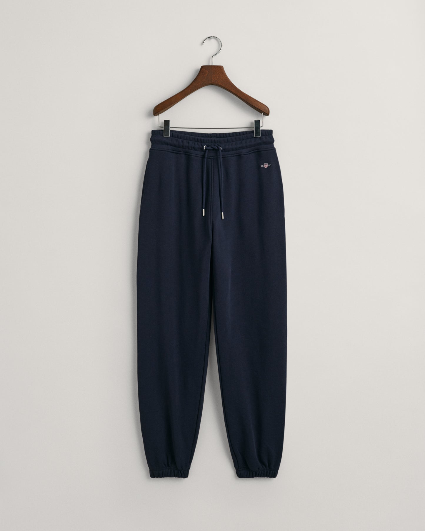 EVENING BLUE, SHIELD SWEATPANTS, FLAT-LAY BY GANT AU.