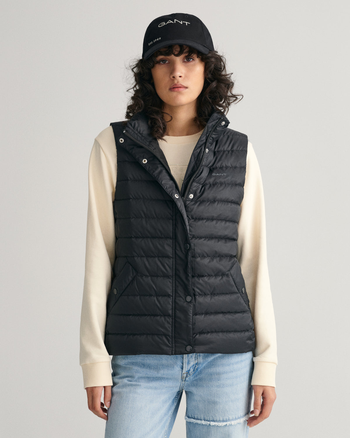 BLACK, LIGHT DOWN VEST, FRONT-VIEW BY GANT AU.