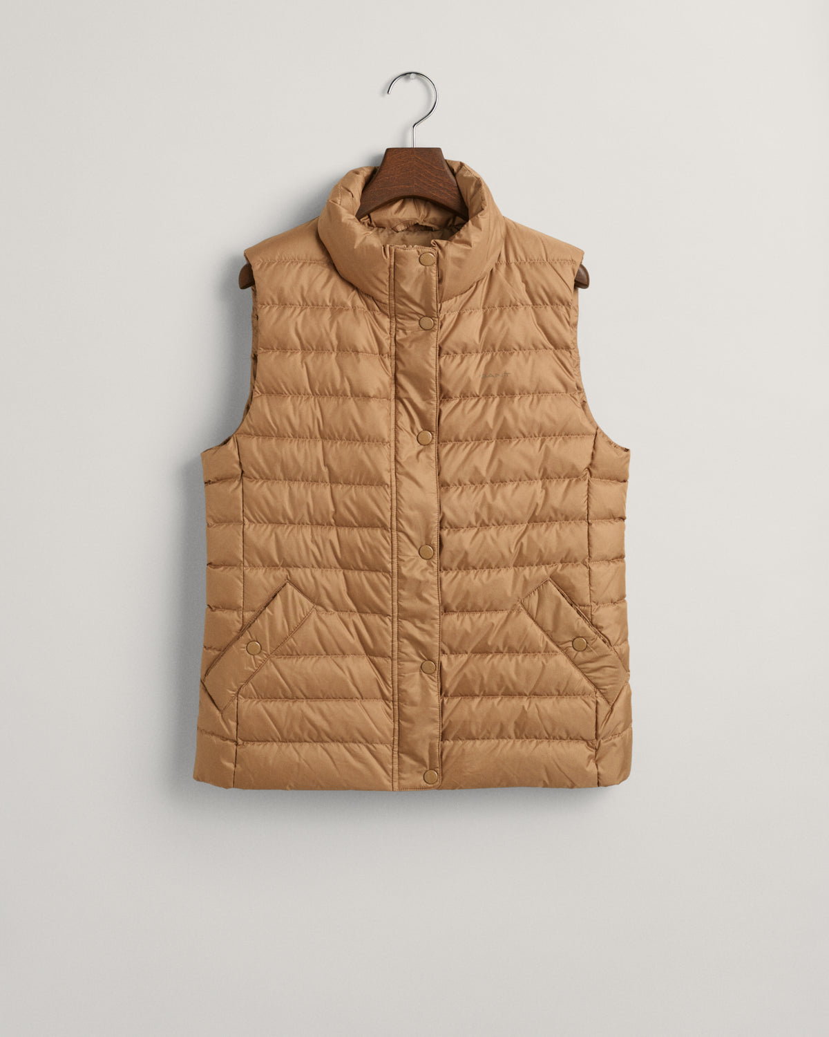 WARM KHAKI, LIGHT DOWN VEST, FLAT-LAY BY GANT AU.