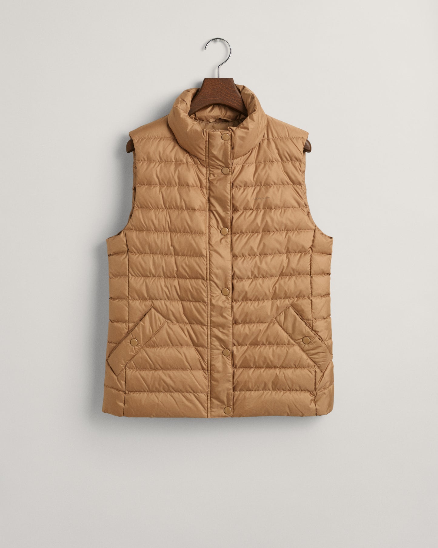 WARM KHAKI, LIGHT DOWN VEST, FLAT-LAY BY GANT AU.
