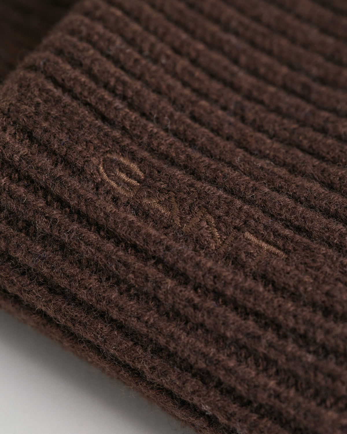 RICH BROWN, WOOL RIBBED BEANIE, CLOSE-UP BY GANT AU.