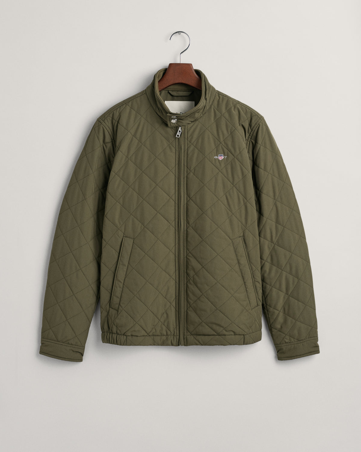 JUNIPER GREEN, QUILTED WINDCHEATER, FLAT-LAY BY GANT AU.