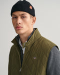 JUNIPER GREEN, QUILTED WINDCHEATER VEST, CLOSE-UP BY GANT AU.