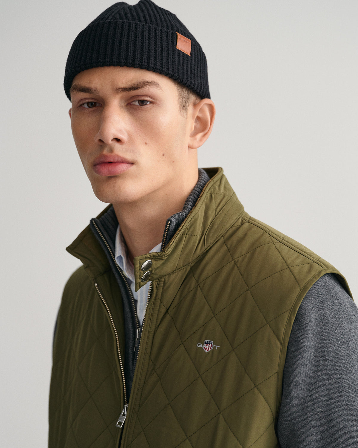 JUNIPER GREEN, QUILTED WINDCHEATER VEST, CLOSE-UP BY GANT AU.
