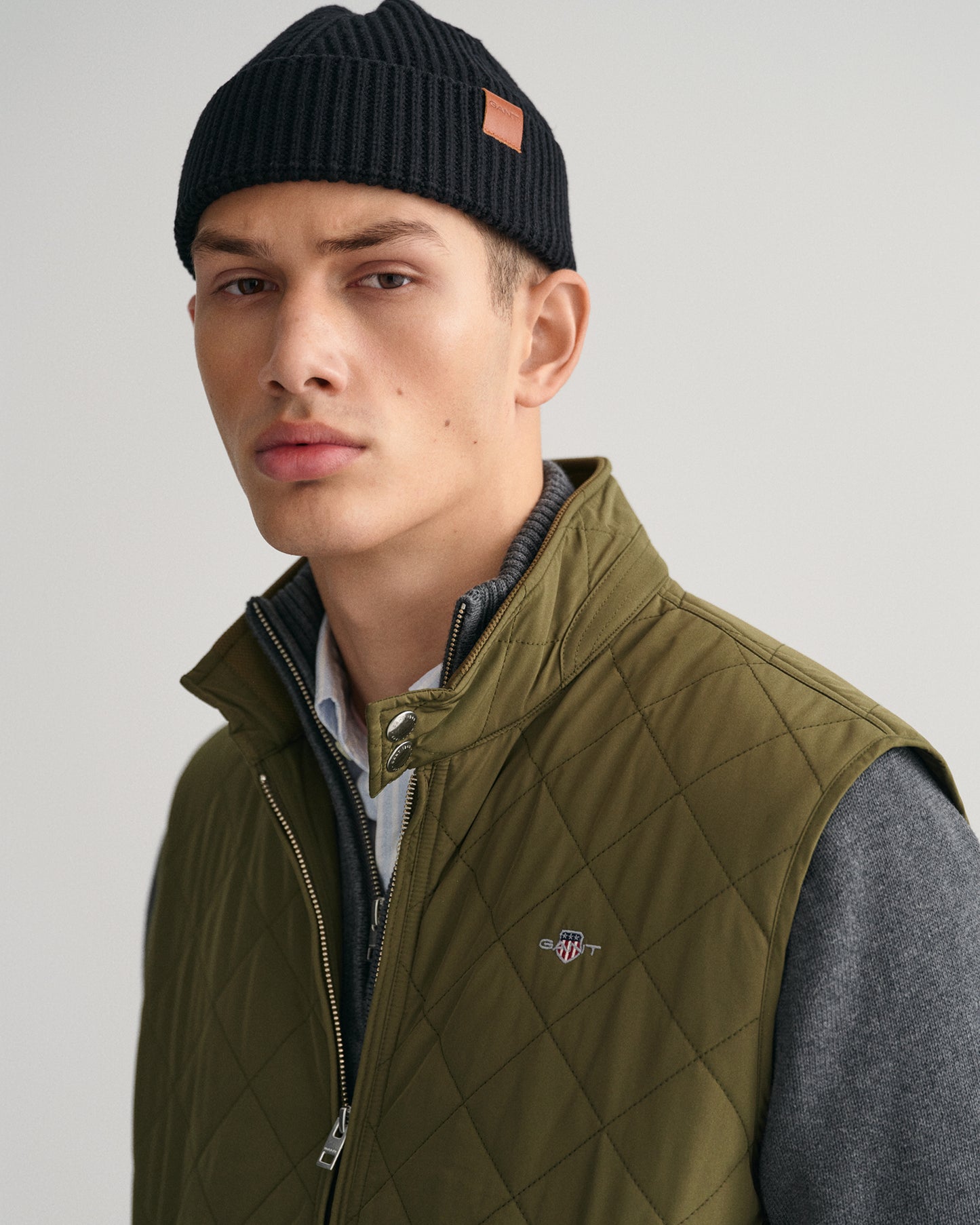 JUNIPER GREEN, QUILTED WINDCHEATER VEST, CLOSE-UP BY GANT AU.