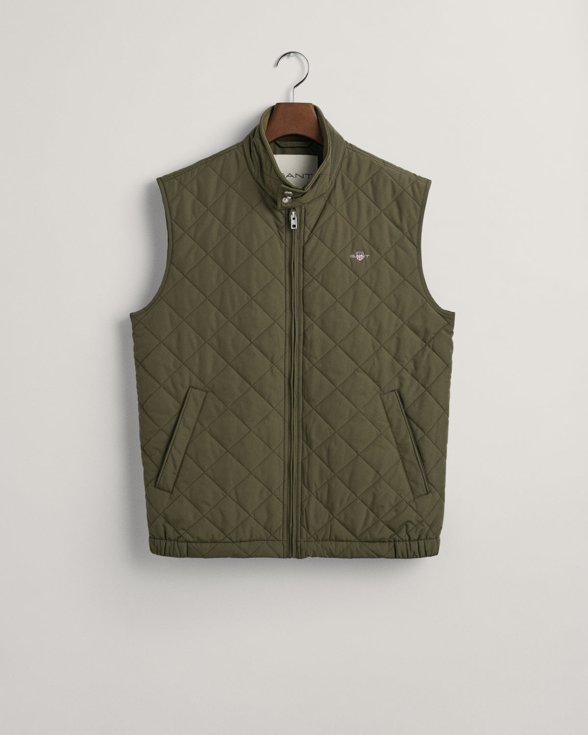 JUNIPER GREEN, QUILTED WINDCHEATER VEST, FLAT-LAY BY GANT AU.