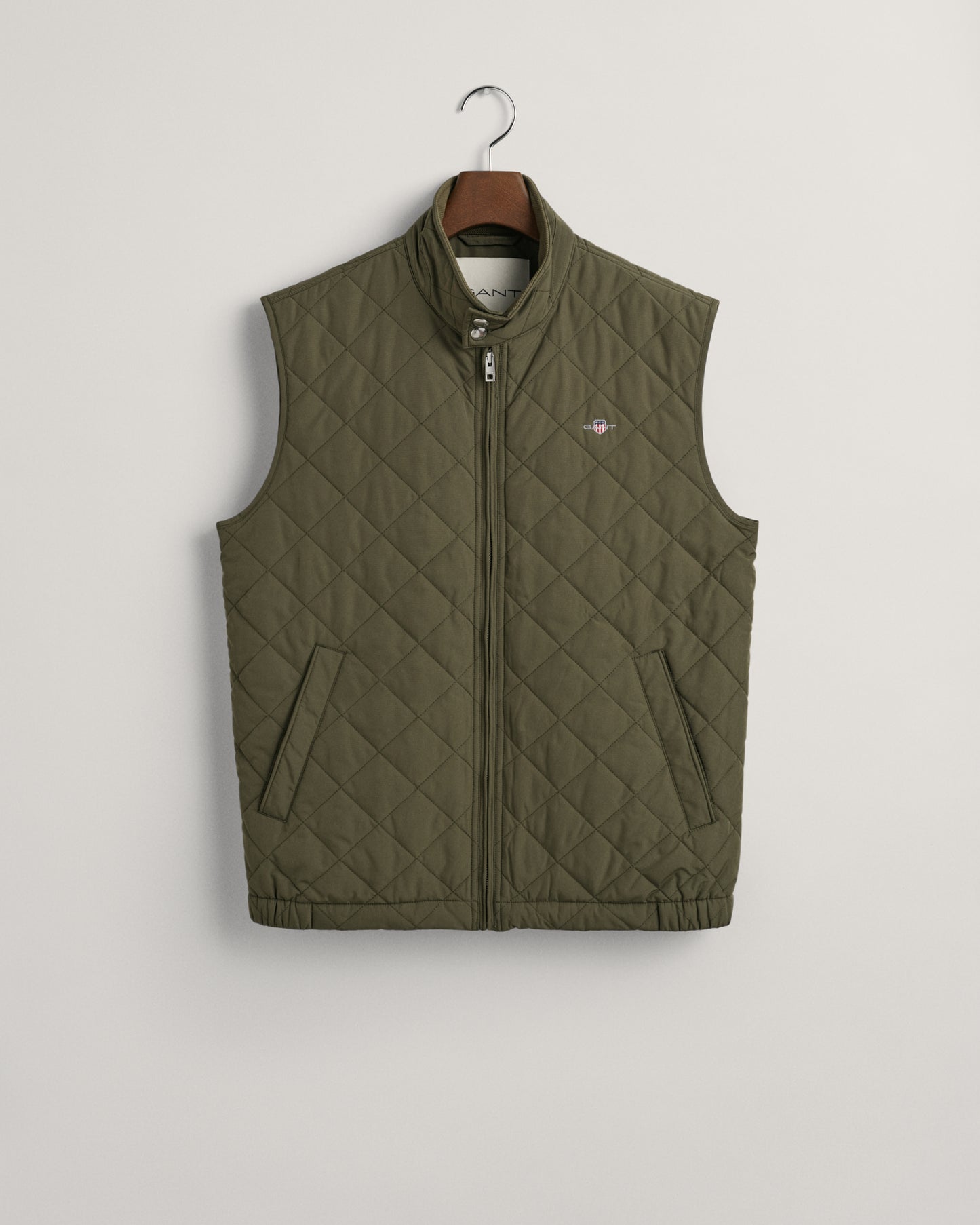 JUNIPER GREEN, QUILTED WINDCHEATER VEST, FLAT-LAY BY GANT AU.