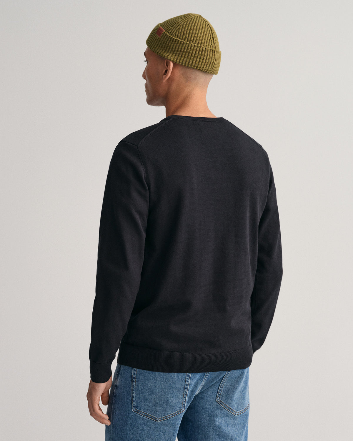 BLACK, CLASSIC COTTON V-NECK, BACK-VIEW BY GANT AU.