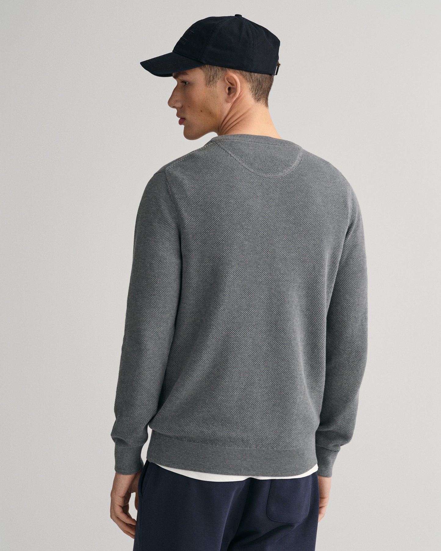 DARK GREY MELANGE, COTTON PIQUE C-NECK, BACK-VIEW BY GANT AU.