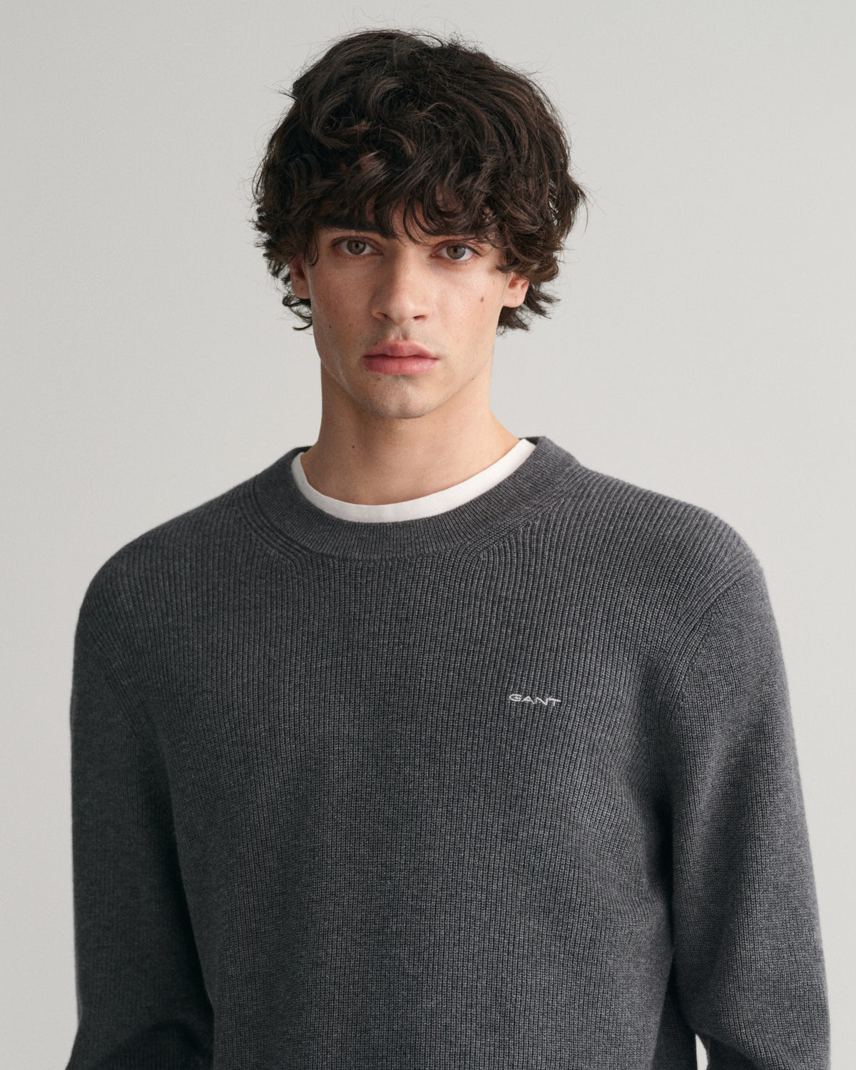 MODEL WEARING COTTON WOOL RIB C-NECK