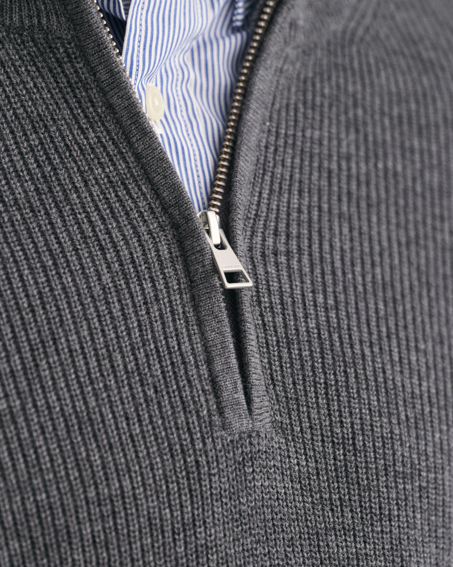 ANTRACIT MELANGE, COTTON WOOL RIB HZ, CLOSE-UP BY GANT AU.