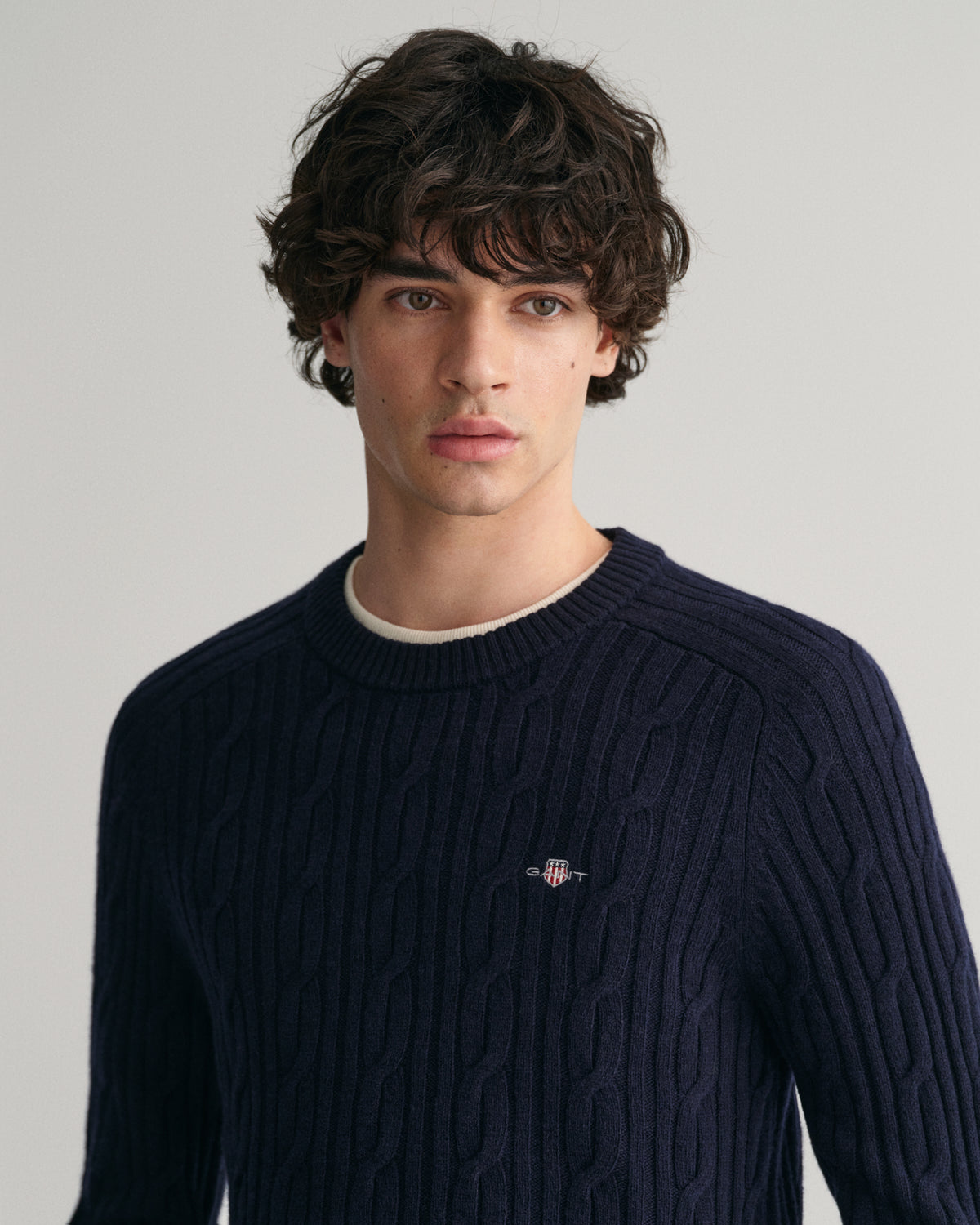 EVENING BLUE, LAMBSWOOL CABLE C-NECK, CLOSE-UP BY GANT AU.