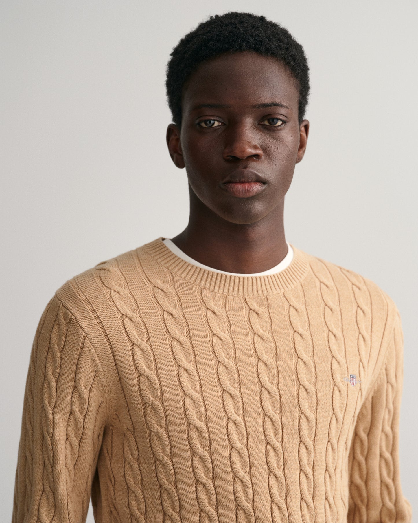 KHAKI MELANGE, COTTON CABLE C-NECK, CLOSE-UP BY GANT AU.