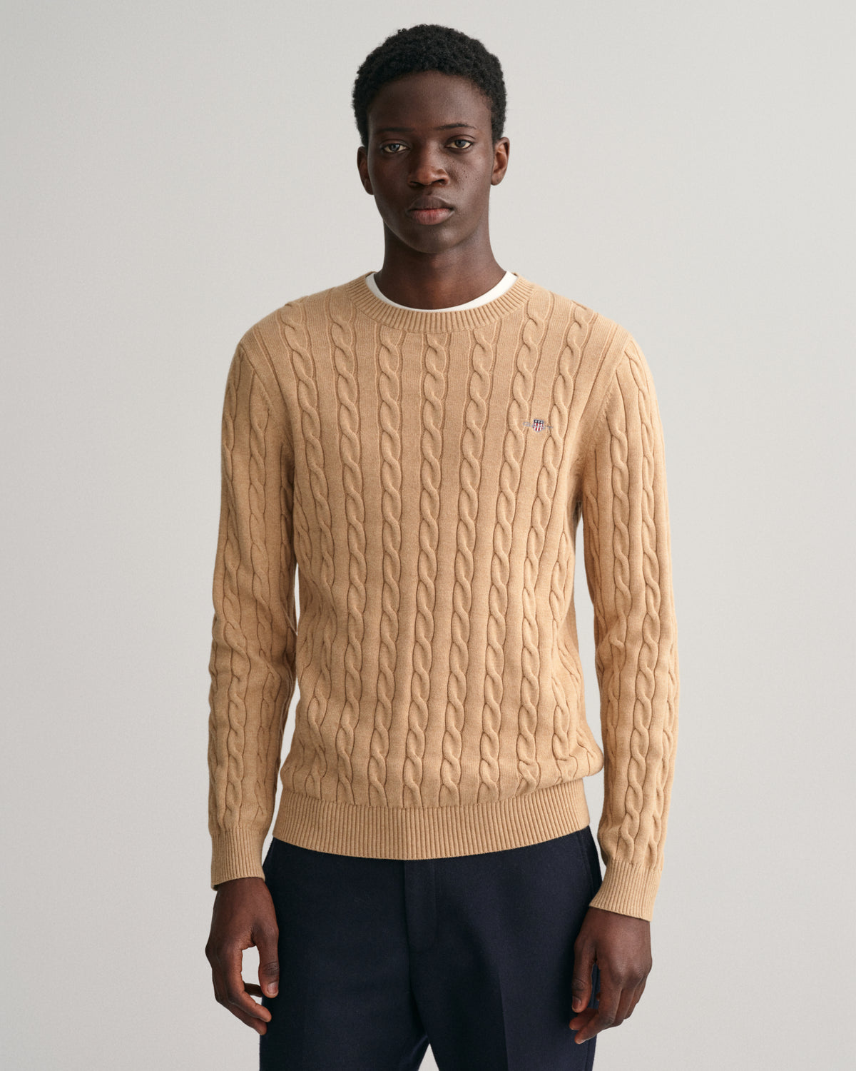 KHAKI MELANGE, COTTON CABLE C-NECK, FRONT-VIEW BY GANT AU.