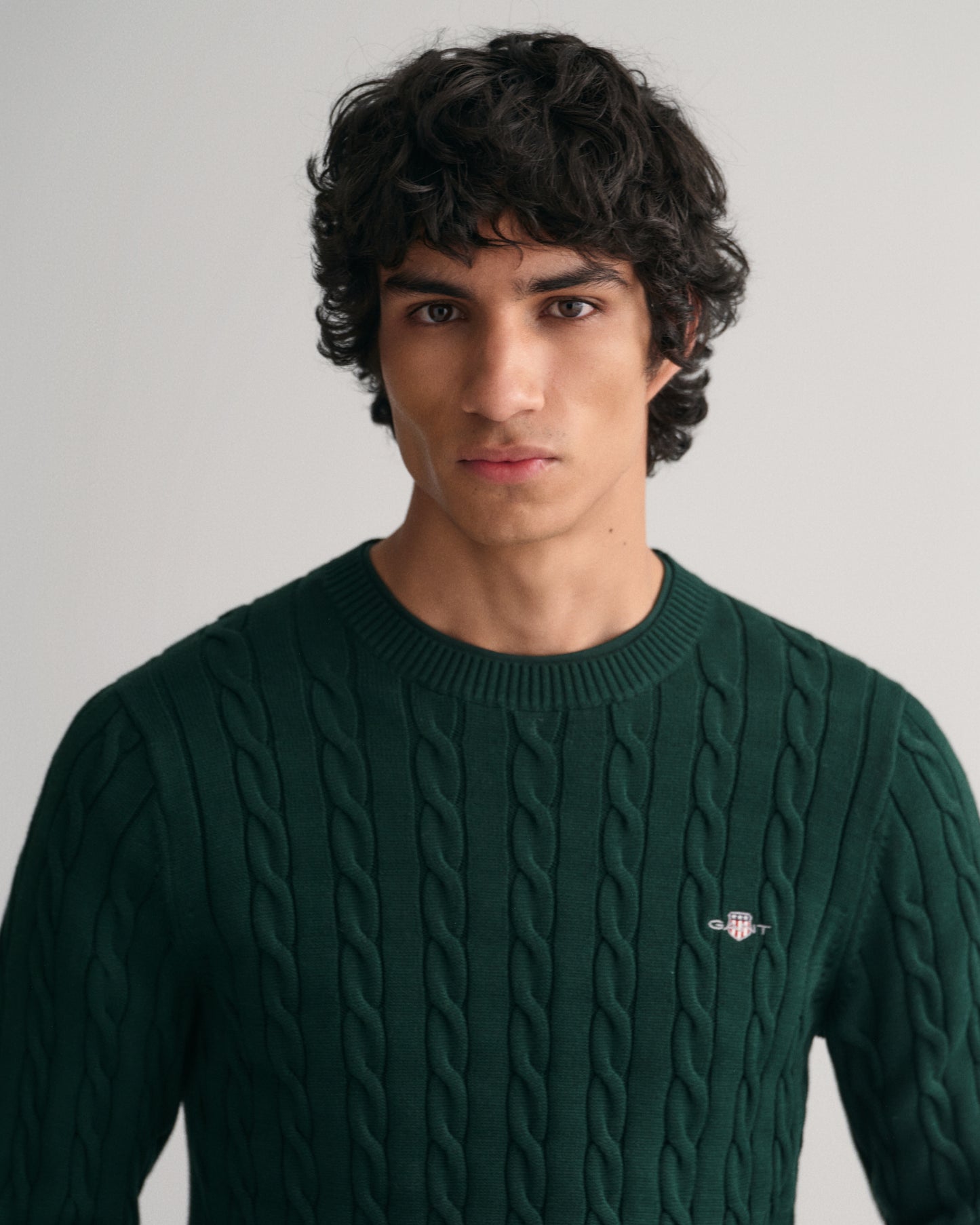 TARTAN GREEN, COTTON CABLE C-NECK, CLOSE-UP BY GANT AU.