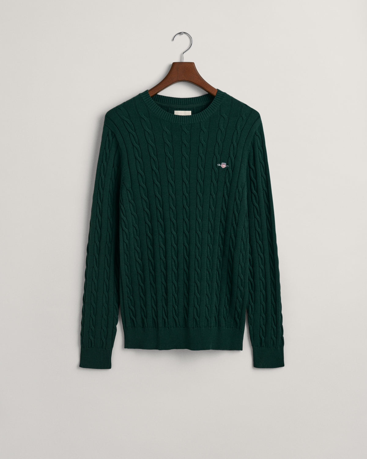 TARTAN GREEN, COTTON CABLE C-NECK, FLAT-LAY BY GANT AU.
