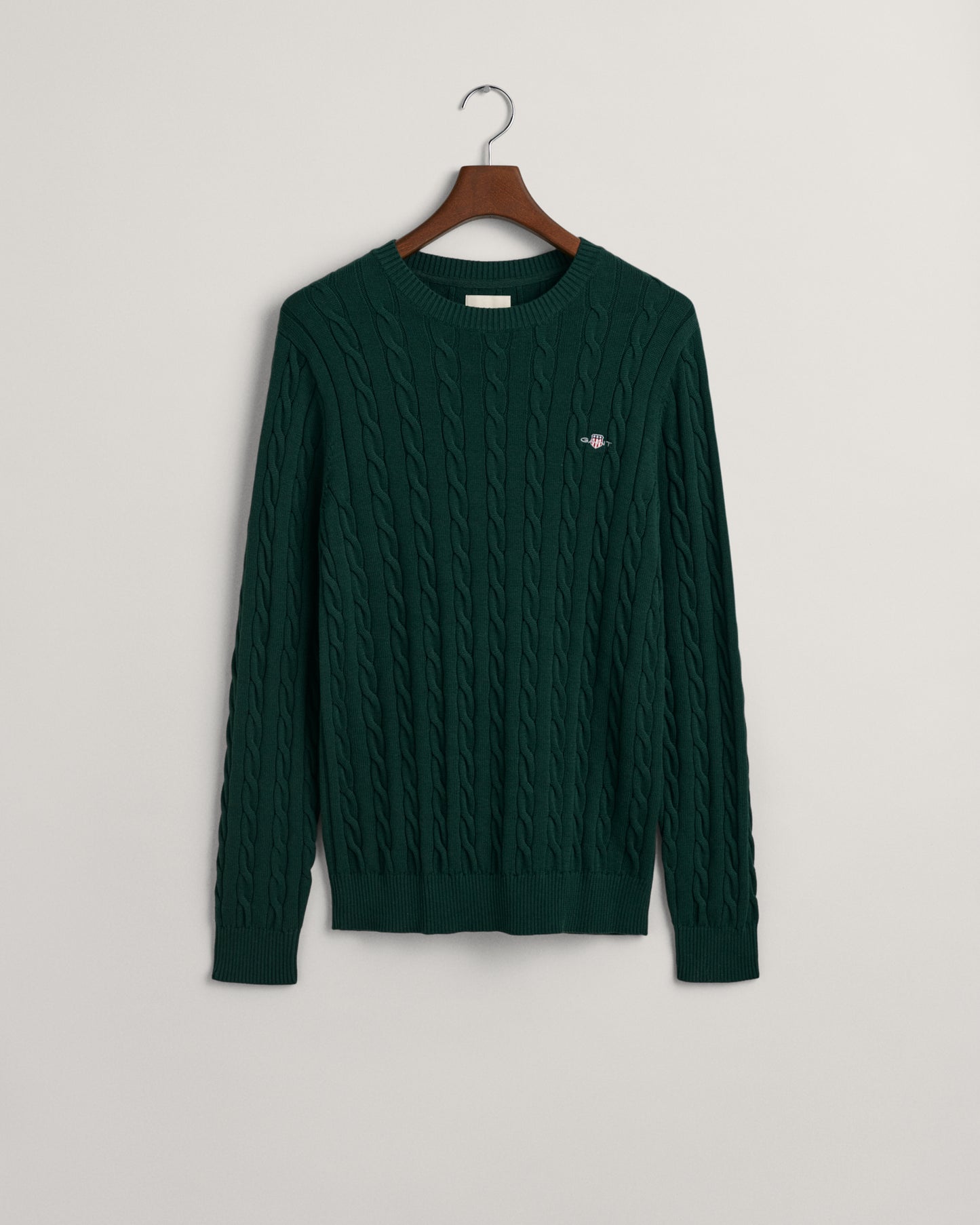 TARTAN GREEN, COTTON CABLE C-NECK, FLAT-LAY BY GANT AU.