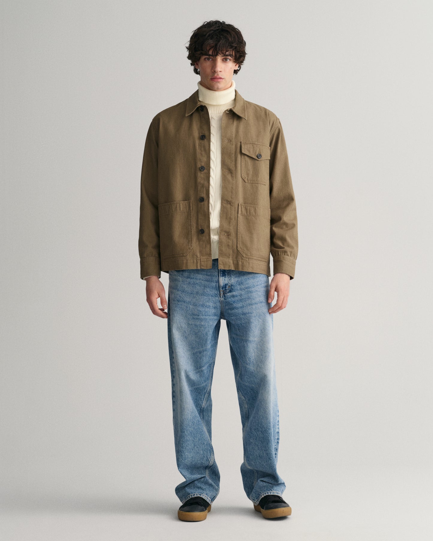 CREAM, COTTON CABLE TURTLE NECK BY GANT AU.