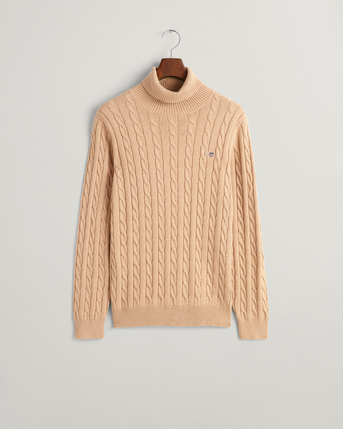 KHAKI MELANGE, COTTON CABLE TURTLE NECK, FLAT-LAY BY GANT AU.