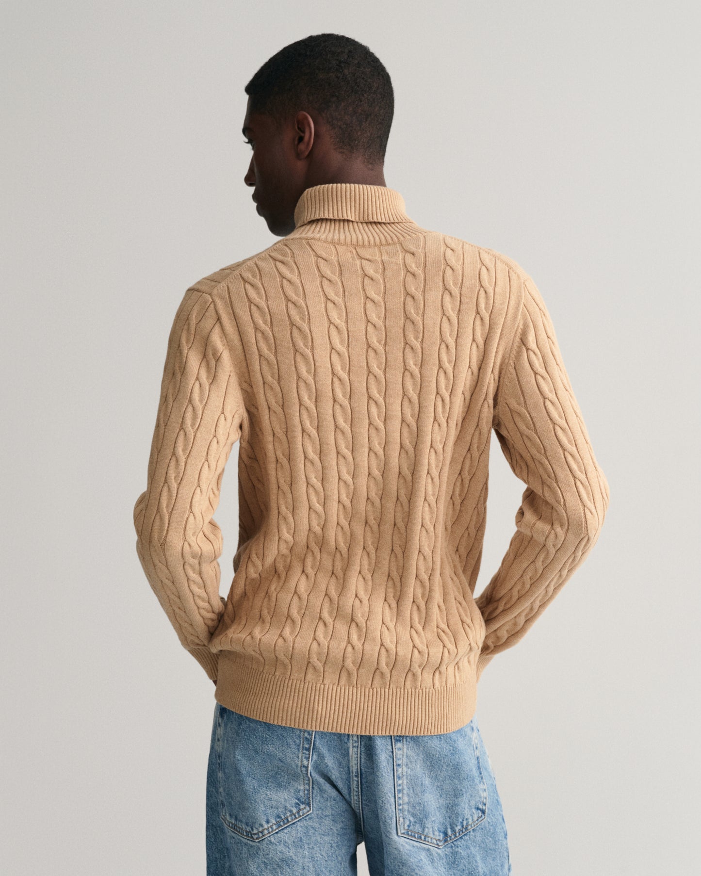 KHAKI MELANGE, COTTON CABLE TURTLE NECK, BACK-VIEW BY GANT AU.