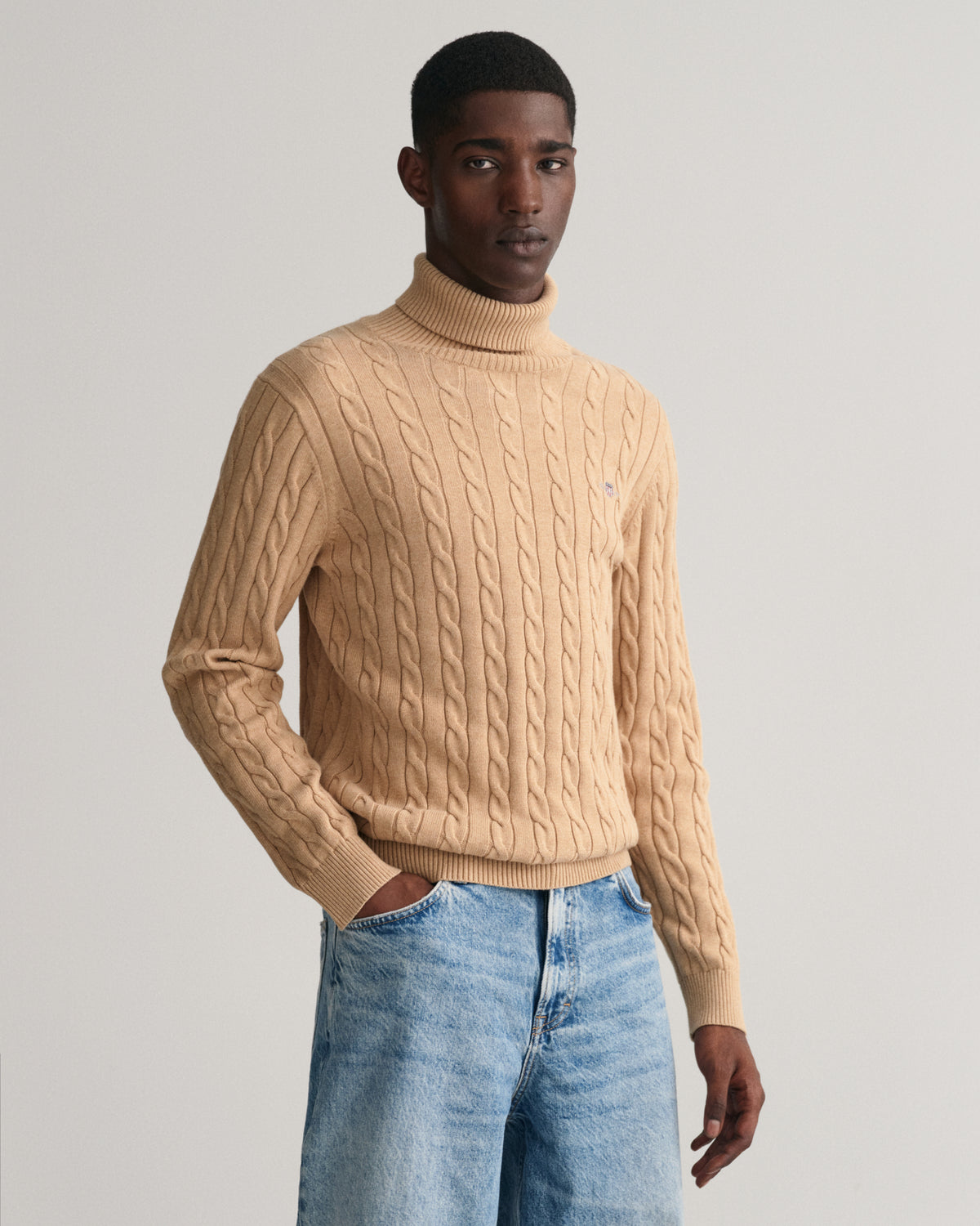 KHAKI MELANGE, COTTON CABLE TURTLE NECK, FRONT-VIEW BY GANT AU.