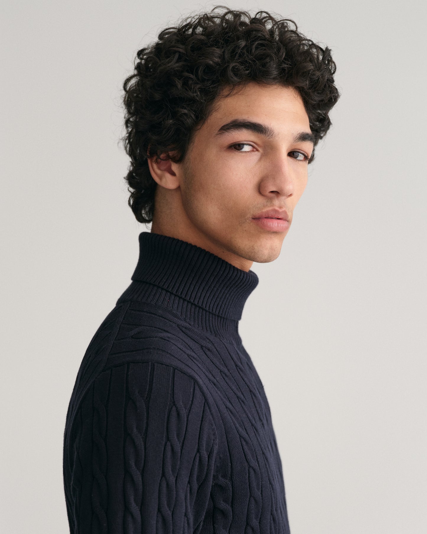 EVENING BLUE, COTTON CABLE TURTLE NECK, CLOSE-UP BY GANT AU.