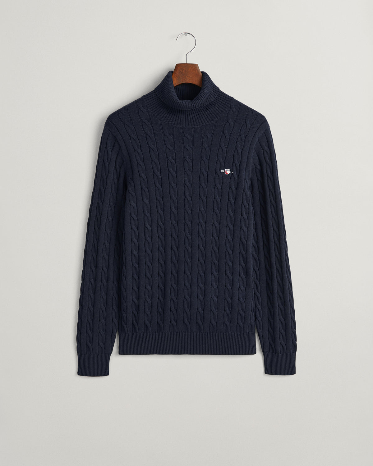 EVENING BLUE, COTTON CABLE TURTLE NECK, FLAT-LAY BY GANT AU.